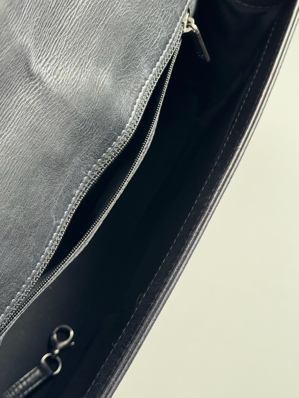 CHANEL Large Black Quilted Boy Flap Crossbody Bag (comes with Authentication) - Picture 6 of 8
